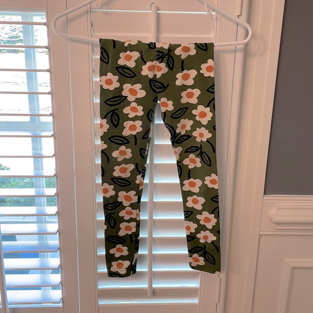 Hanna Andersson leggings.  Size 5 slim.  Green with yellow and white flowers.